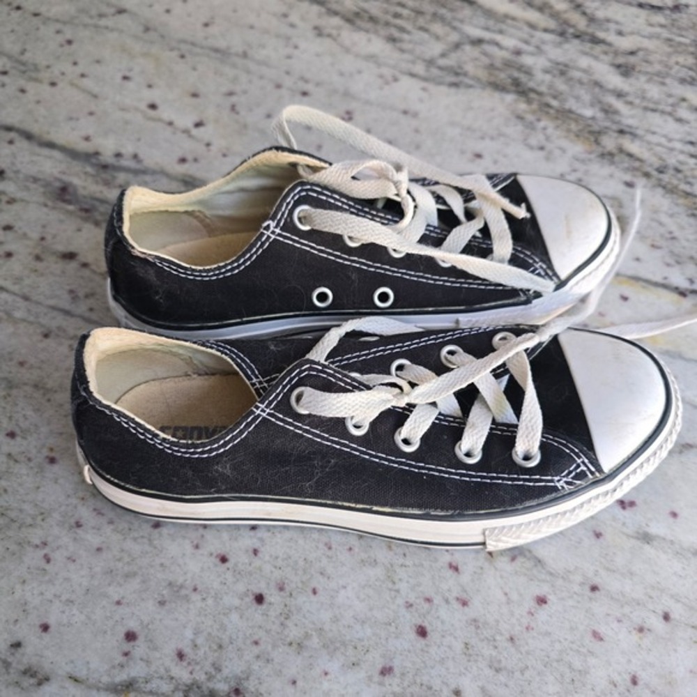 Converse kids Youth black n white low tops size 1